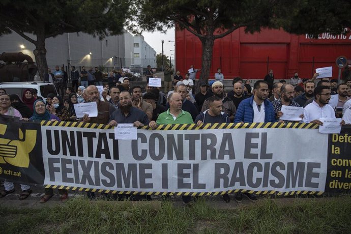 Un grupo de personas se manifiesta para la puesta en libertad del activista Mohamed Said ante el CIE Zona Franca, a 25 de octubre de 2022, en Barcelona, Catalunya (España). 