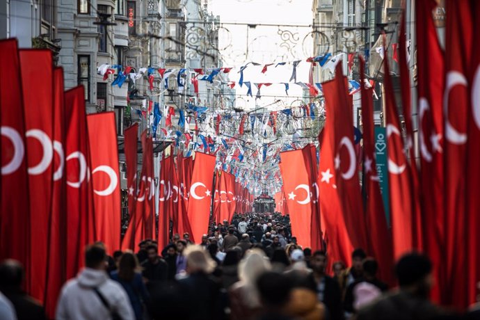 FILED - 16 November 2022, Turkey, Istanbul: People walk between Turkish flags that were put along Istiklal Avenue in honour of the victims after the deadly terror attack. Photo: Onur Dogman/SOPA Images via ZUMA Press Wire/dpa