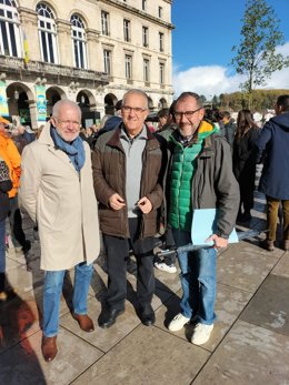 El alcalde de Pamplona, Enrique Maya (c), asiste a una manifestación en Bayona en defensa de las corridas de toros.