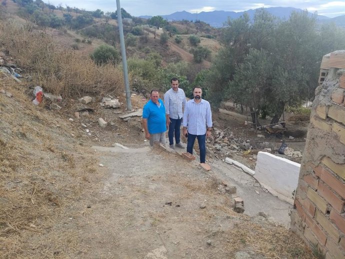 Los concejales socialistas Mariano Ruiz y Ruben Viruel, en el diseminado de Colmenarejo