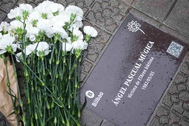 Placa colocada en Bilbao en recuerdo de Ángel Pascual Múgica, asesinado por ETA en 1982