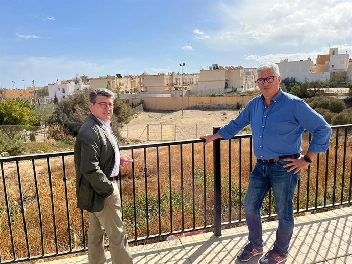 El diputado nacional del PP de Almería, Juan José Matarí, ha mantenido una reunión con el alcalde de Huércal de Almería, Ismael Torres, para analizar la situación en la que se encuentra el futuro cuartel de la Guardia Civil de la localidad.