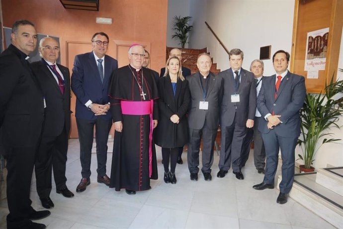 La alcaldesa de Alcalá de Guadaíra y el arzobispo de Sevilla, en la inauguración del i Congreso de Hermandades Nazarenas Singulares.