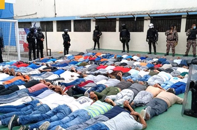 Policías tras una intervención en la cárcel de El Inca de Quito, Ecuador