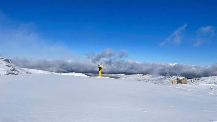 Cañón de nieve en la estación de esquí de Sierra Nevada.