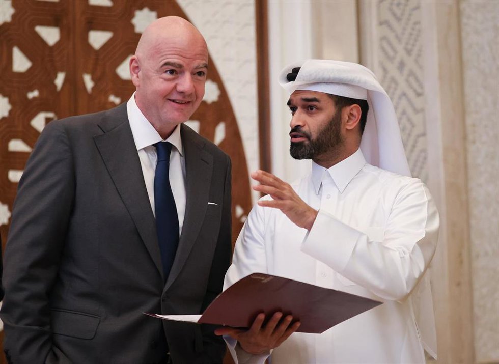 Archivo - El presidente de la FIFA, Gianni Infantino, junto al secretario general del comité organizador del Mundial de Catar 2022, Hassan Al Thawadi
