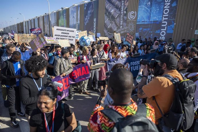 18 November 2022, Egypt, Sharm El-Sheikh: Climate activists shout slogans during the 2022 United Nations Climate Change Conference COP27. Photo: Christophe Gateau/dpa