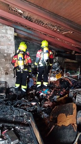 Bomberos del CEIS Rioja sofocan un incendio en una vivienda de la calle Toribio Sobrevilla de Cenicero