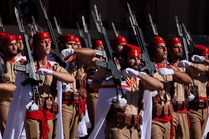 Archivo - Los Regulares de Melilla desfilan durante el acto solemne de homenaje a la bandera nacional y desfile militar en el Día de la Hispanidad, a 12 de octubre de 2022