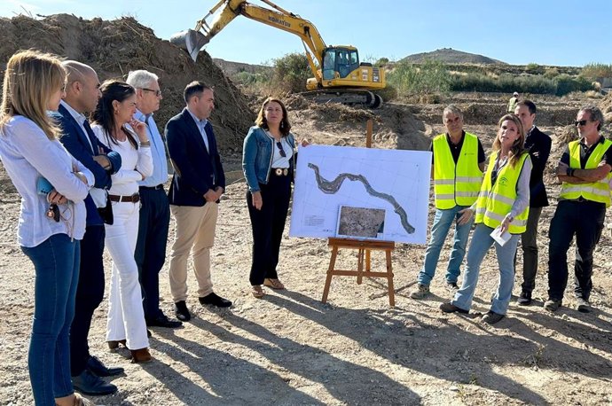La consejera de Agricultura, Pesca, Agua y Desarrollo Rural, Carmen Crespo,en su visita a las obras del cauce del río Antas a su paso por Vera