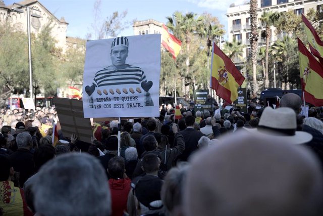 Un cartel contra Sánchez durante la concentración