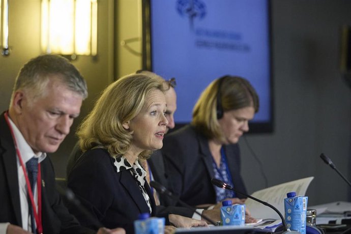 La vicepresidenta primera del Gobierno y ministra de Economía y Transformación Digital de España, Nadia Calviño (2i), interviene en el Comité de Economía y Seguridad en la Asamblea Parlamentaria de la OTAN 