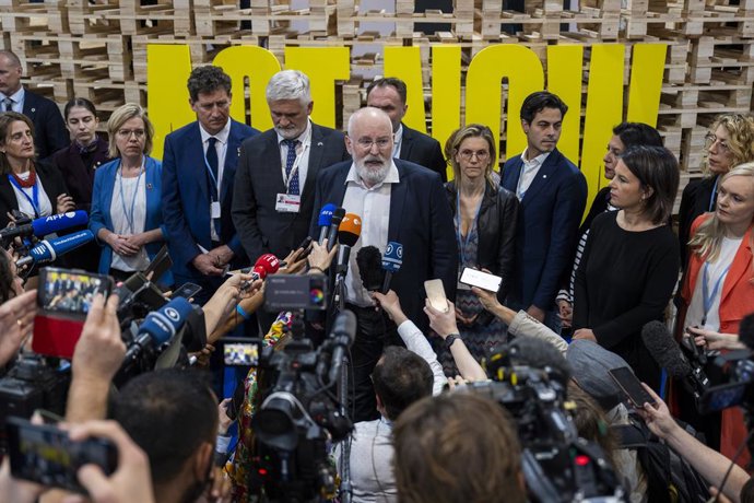 19 November 2022, Egypt, Sharm El-Sheikh: Frans Timmermans (C), Vice President of the European Commission, speaks at a press conference next to German Foreign Minister Annalena Baerbock (3rd R) during the 2022 United Nations Climate Change Conference CO