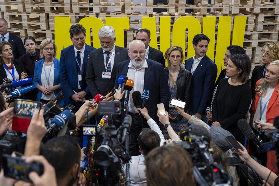 19 November 2022, Egypt, Sharm El-Sheikh: Frans Timmermans (C), Vice President of the European Commission, speaks at a press conference next to German Foreign Minister Annalena Baerbock (3rd R) during the 2022 United Nations Climate Change Conference CO