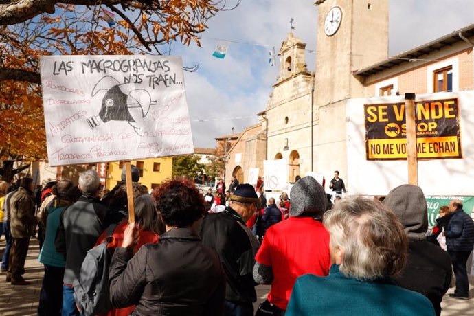 Más de 300 personas se concentran en Pádranos (Palencia) para mostrar su rechazo a la implantación de industria porcina