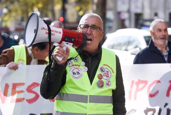 Un hombre sostiene un megáfono en una manifestación para exigir una mejora de las pensiones y de los salarios acordes al IPC real, a 19 de noviembre de 2022, en Madrid (España).