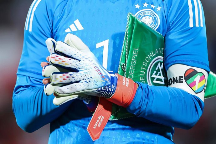 FILED - 16 November 2022, Oman, Muscat: Germany goalkeeper captain Manuel Neuer wears the captain's armband with the inscription "One Love" during the International friendly soccer match between Oman and Germany at the Sultan Qabus Sports Center, in the