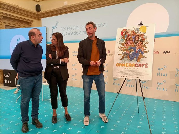 El productor Jorge Pezzi firma el cartel de 'Cámara café. La película' en Fical.
