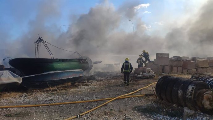 Labores de extinción de Bomberos de Málaga en el incendio en el puerto de la capital