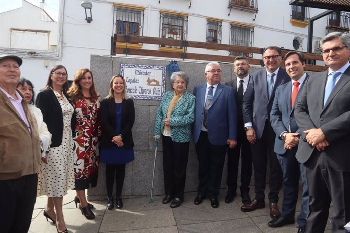 Alcalá homenajea a título póstumo al capataz Gonzalo Oliveros Ruiz, en un acto en la que ha participado su familia y la alcaldesa.
