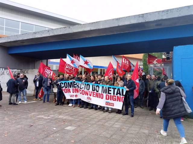 Decenas de trabajadores del comercio del metal de Pontevedra se concentran en Vigo para pedir un convenio "digno".