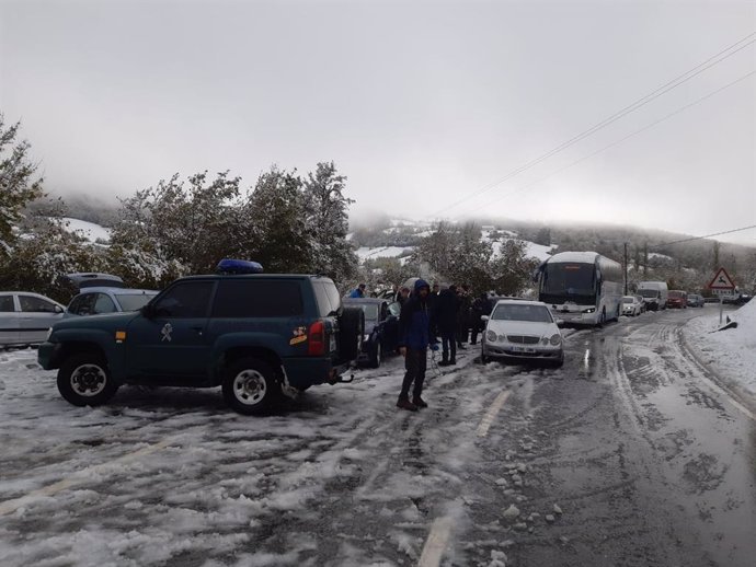 La Guardia Civil ayuda a un autobús bloqueado por la nieve