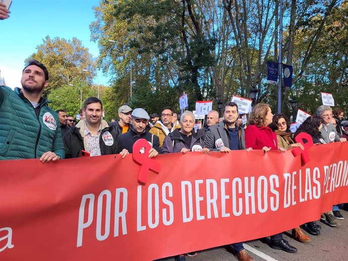 La marcha ha seguido el icónico itinerario de la acción performatica en el Madrid de los años 90 de Carrying, del artista Pepe Espaliú que parte desde el Ministerio de Sanidad hasta el Reina Sofía.