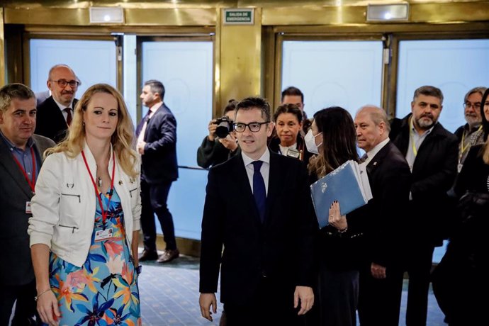 La presidenta de la delegación española en la Asamblea Parlamentaria de la OTAN, Zaida Cantera (i) y el ministro de la Presidencia, Relaciones con las Cortes y Memoria Democrática, Félix Bolaños 