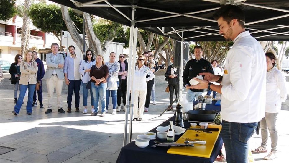 Un 'showcooking' con pulpo seco de la mano de 'Sabores Almería', en el parque del Puerto de Adra.