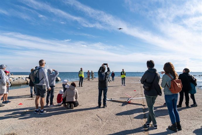 Imagen de uno de los talleres programados por el Ayuntamiento sobre el funcionamiento de los drones en playas