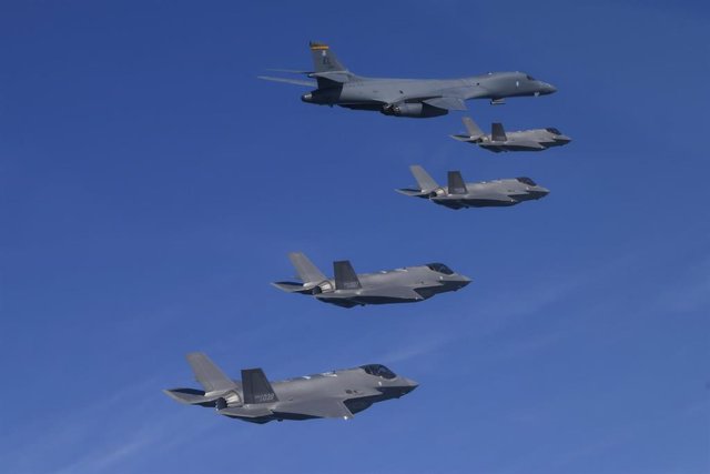 Bombardero estratégico B-1B estadounidense junto a cuatro cazas F35A surcoreanos