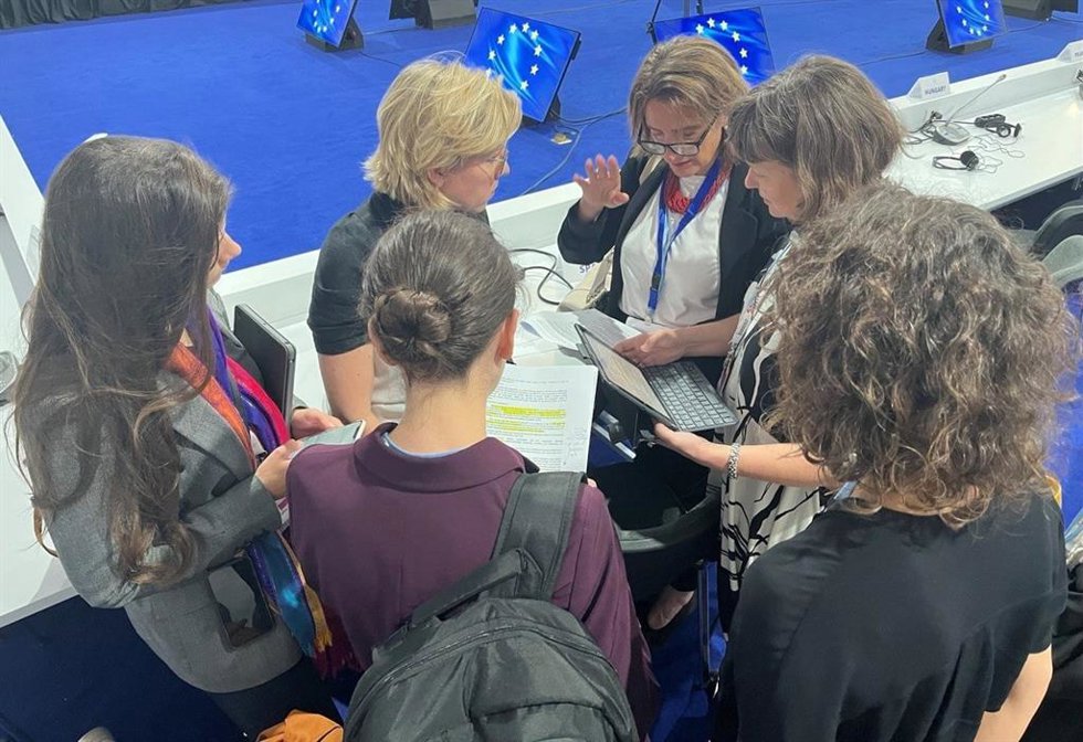 La viceprsidenta tercera y ministra para la Transición Ecológica de España, Teresa Ribera, analiza los textos en la COP27, la XXVII Cumbre del Clima de la ONU que se celebra en Egipto y que encara su primer día de prórroga por la falta de acuerdo.