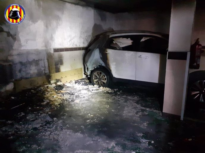 Un incendio calcina un vehículo y enseres contiguos en un garaje de l'Eliana (Valencia)