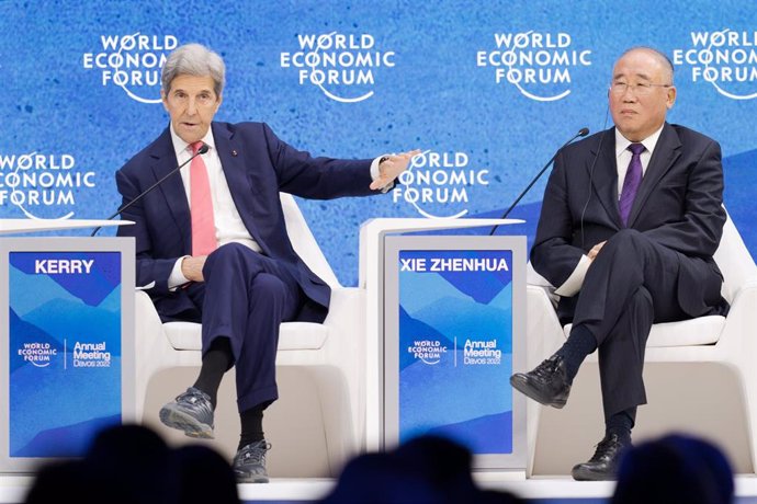 Archivo - HANDOUT - 24 May 2022, Switzerland, Davos: John Kerry, US Special Presidential Envoy for Climate, and Xie Zhenhua, Special Envoy for Climate Change of China, attend the 'Safeguarding Our Planet and People' session at the World Economic Forum A