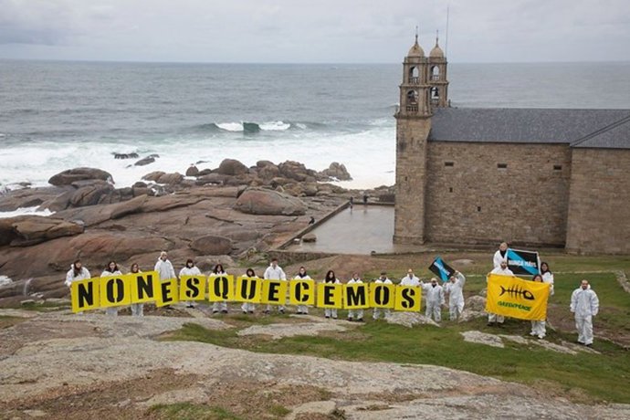 Voluntarios de Greenpeace realizan una acción junto al santuario de A Virxe da Barca, en Muxía.