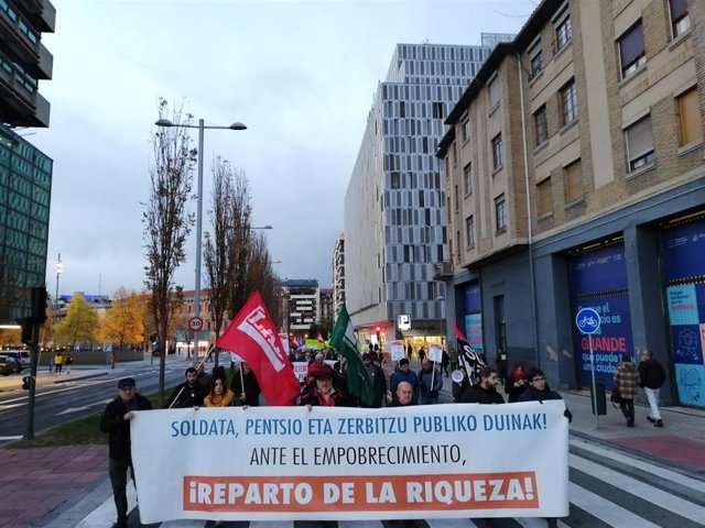 Manifestación en Pamplon para reclamar el reparto de la riqueza