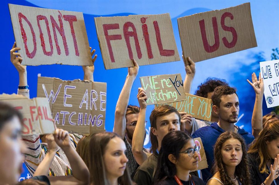 19 November 2022, Egypt, Sharm El-Sheikh: Climate activists hold placards and advocate for the 1.5 degree Celsius global temperature rise target at a demonstration during the 2022 United Nations Climate Change Conference COP27. Photo: Christophe Gateau/