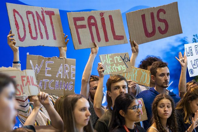 19 November 2022, Egypt, Sharm El-Sheikh: Climate activists hold placards and advocate for the 1.5 degree Celsius global temperature rise target at a demonstration during the 2022 United Nations Climate Change Conference COP27. Photo: Christophe Gateau/
