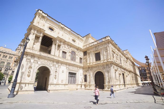 Archivo - Detalle de la fachada del Ayuntamiento de Sevilla, archivo