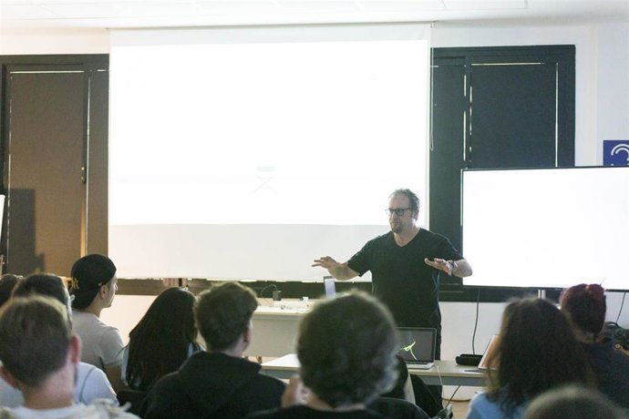 El actor Fernando Cayo ofrece una clase magistral.