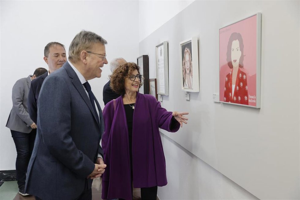El 'president' del Generalitat, Ximo Puig, visita la colección de retratos, pinturas, premios y otros objetos pertenecientes aCarmen Alborch legada por su familia al Ayuntamiento de Castelló del Rugat (Valencia)