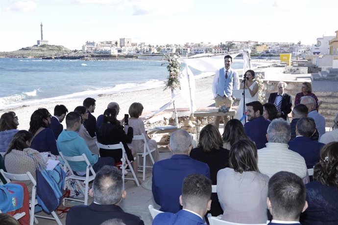 Imagen de la boda oficiada por Noelia Arroyo en la Playa de Levante de Cabo de Palos