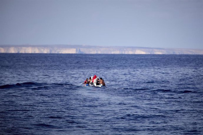 Archivo - Embarcación con migrantes en aguas del Mediterráneo en una imagen de archivo