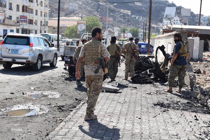 Archivo - (211010) -- ADEN, Oct. 10, 2021 (Xinhua) -- Security members are seen on a street after a car bomb attack in Aden, Yemen, Oct. 10, 2021. A massive explosion struck a convoy of high-ranking Yemeni government officials in the country's southern 