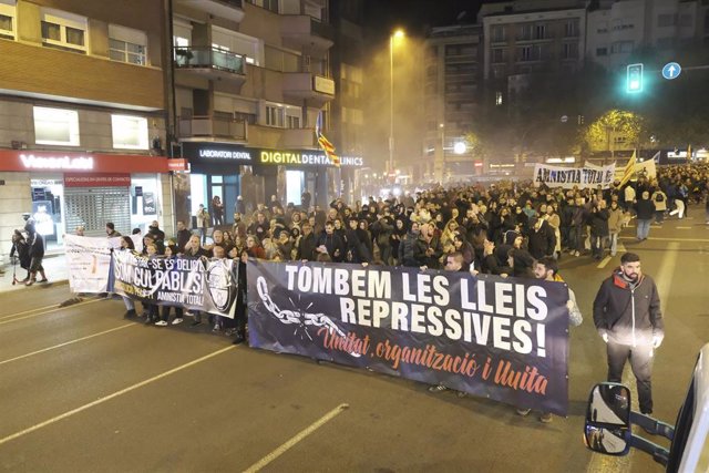 Unas 500 personas se manifiestan en Lleida para reclamar la amnistía para el rapero Pablo Hasel, condenado por injurias a la Corona y enaltecimiento del terrorismo, y para todas las personas condenadas por el proceso independentista