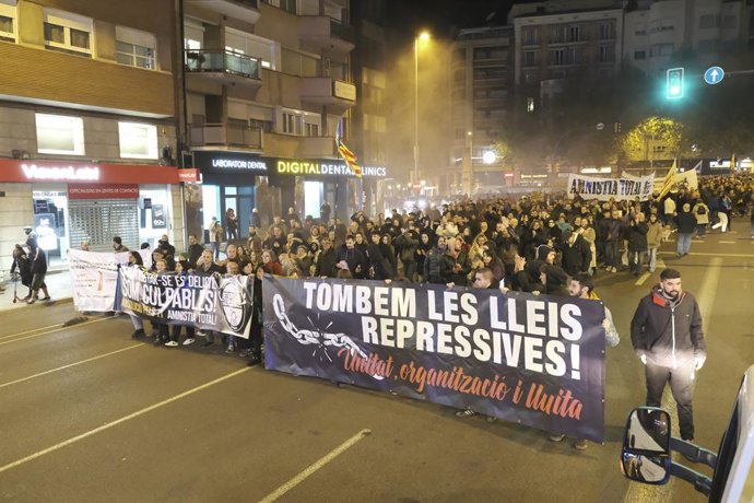 Unes 500 persones es manifesten a Lleida per reclamar l'amnistia per al raper Pablo Hasel, condemnat per injúries a la Corona i enaltiment del terrorisme, i per a totes les persones condemnades pel procés independentista