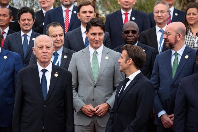 El presidente de Túnez, Kais Saied, y el presidente de Francia, Emmanuel Macron, delante del primer ministro de Canadá, Justin Trudeau 