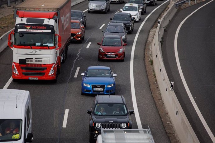 Atasco en la autovía A-3 durante la operación salida por el puente de Todos los Santos, a 28 de octubre de 2022, en Madrid (España). La Dirección General de Tráfico (DGT) pone en marcha desde las 15.00 horas de hoy y hasta las 24.00 horas del martes 1 d