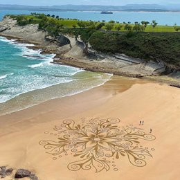 Mandala dibujado en la arena