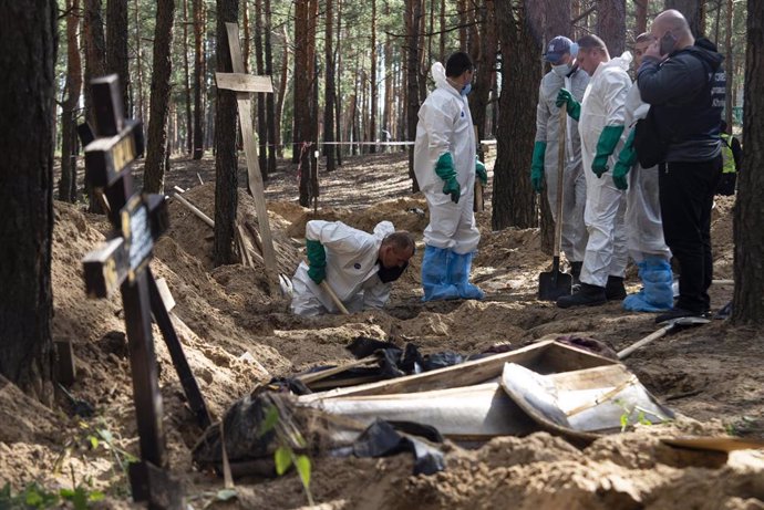 Archivo - Exhumación en una fosa común hallada en los alrededores de la localidad ucraniana de Izium tras la retirada de las tropas rusas